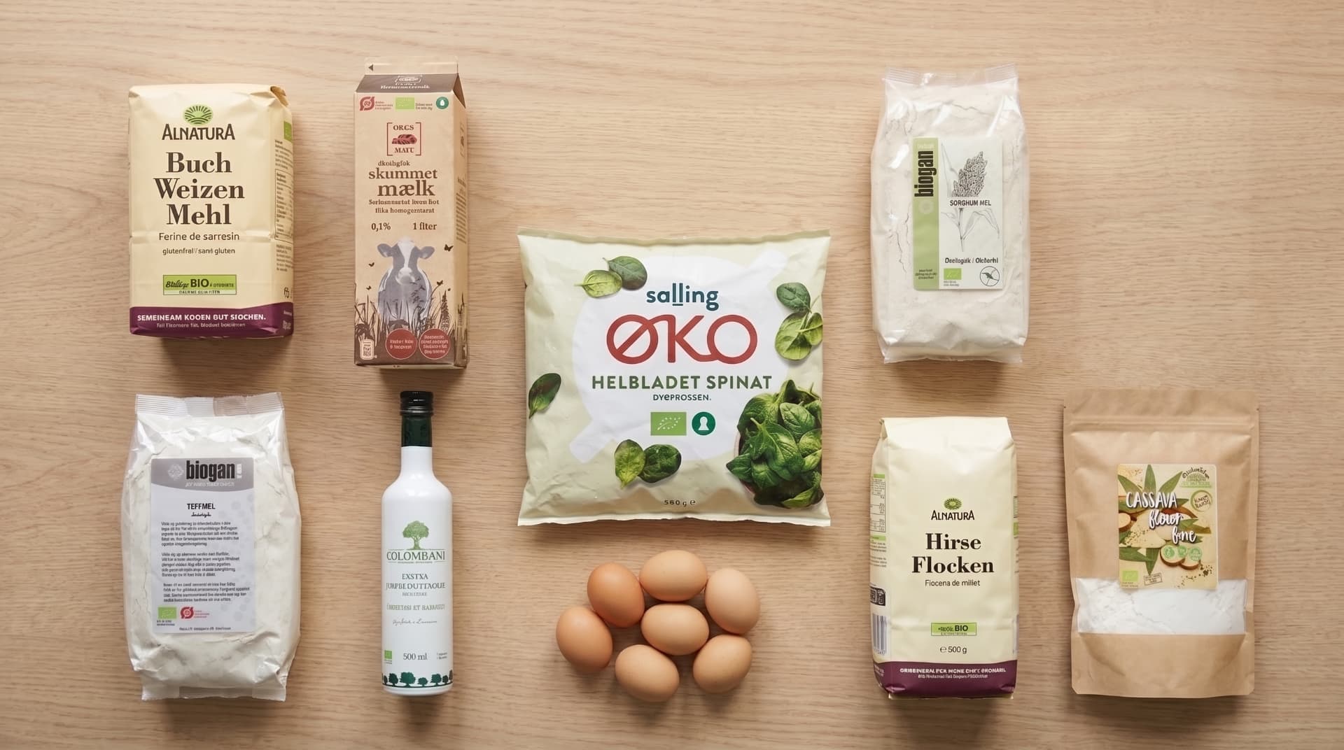 Alle ingredienser til grønne spinatpandekager lagt frem på et bord