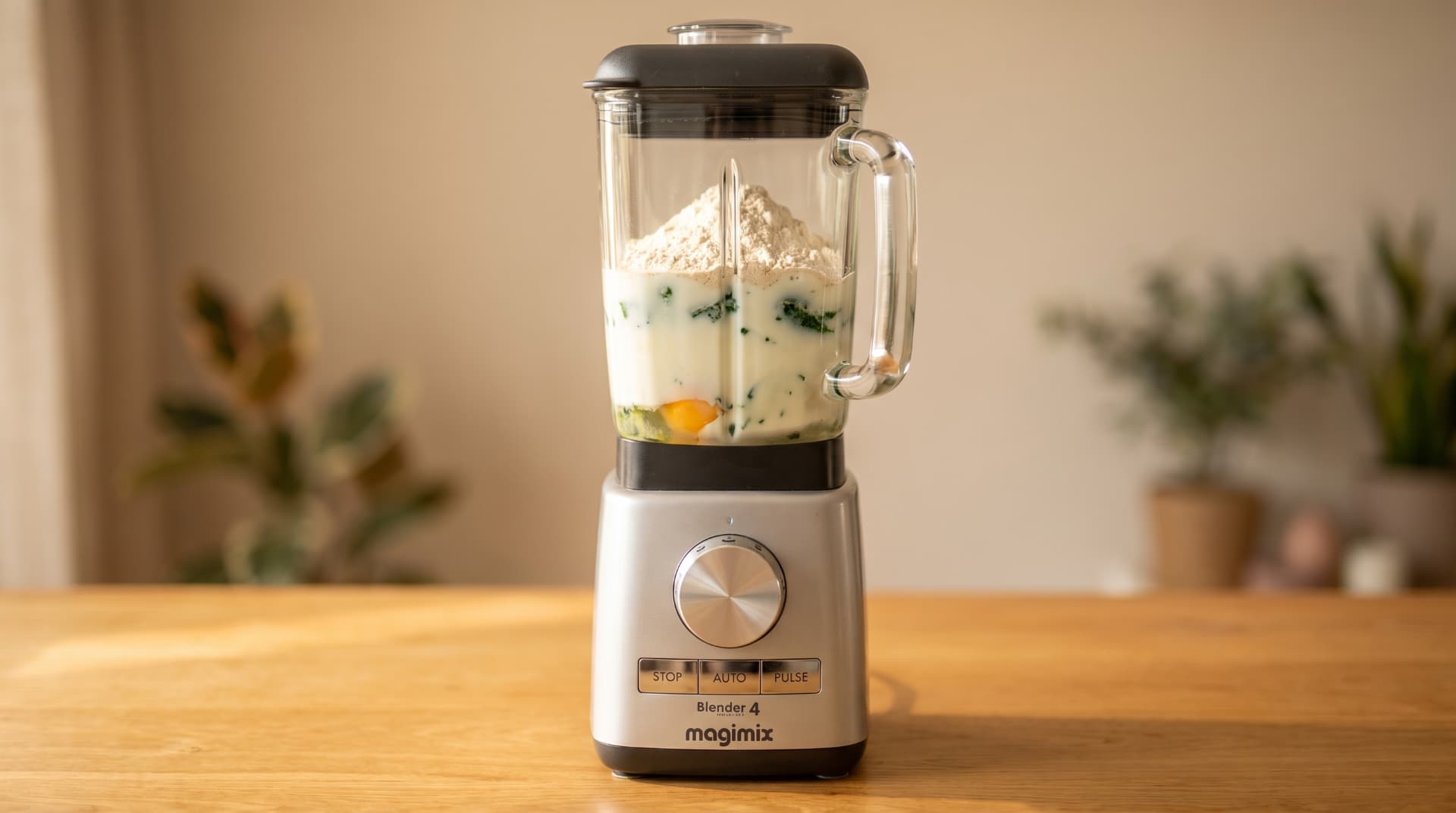 Blender med mælk, spinat, æg og mel