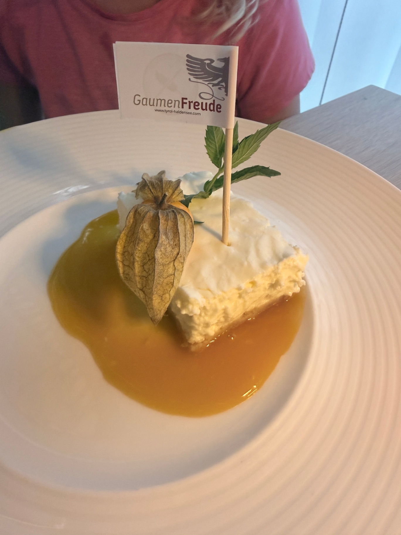 Glutenfri cheesecake med passionsfrugtsauce og physalis
