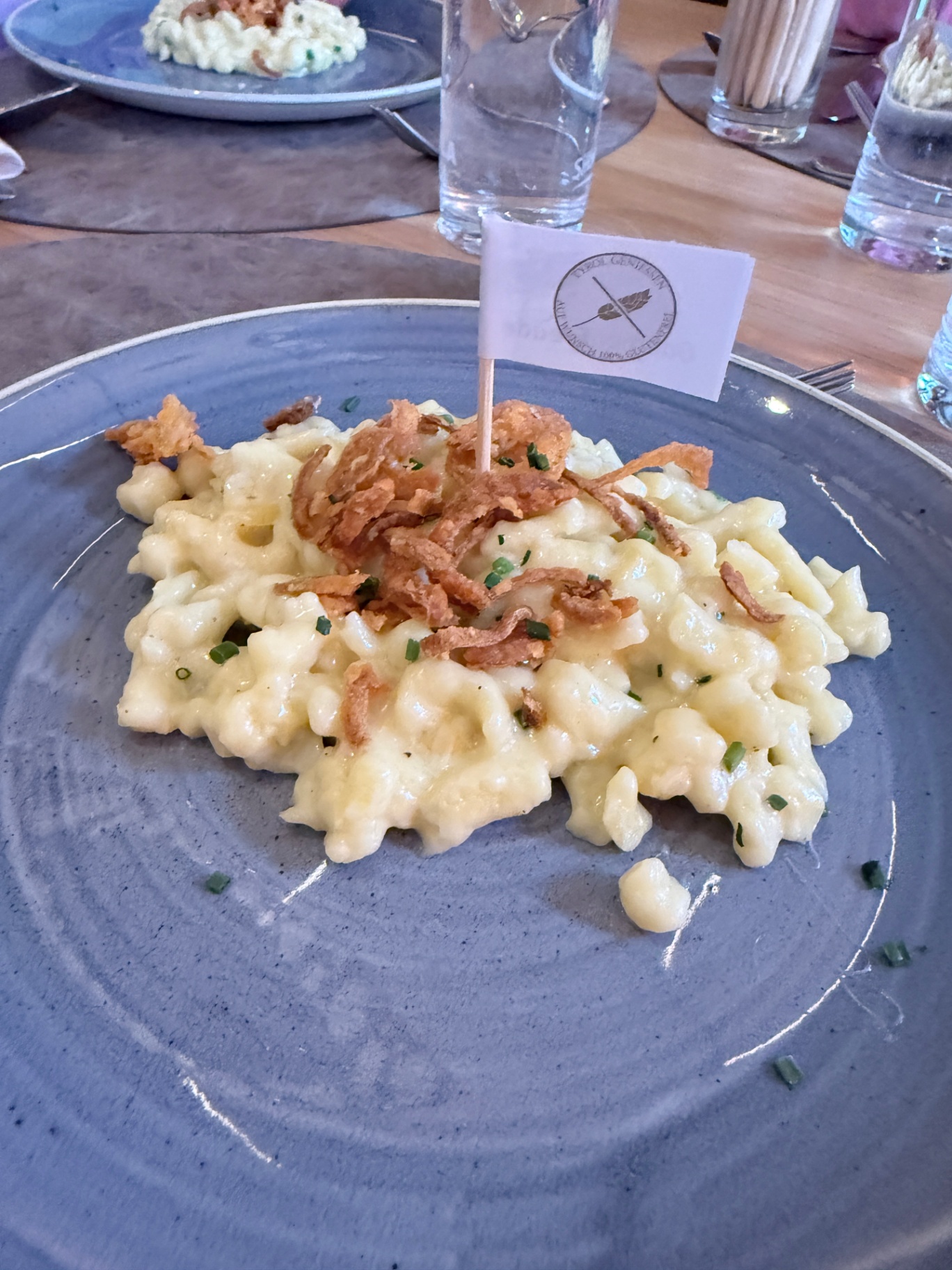 Glutenfri Käsespätzle med sprøde løg og purløg