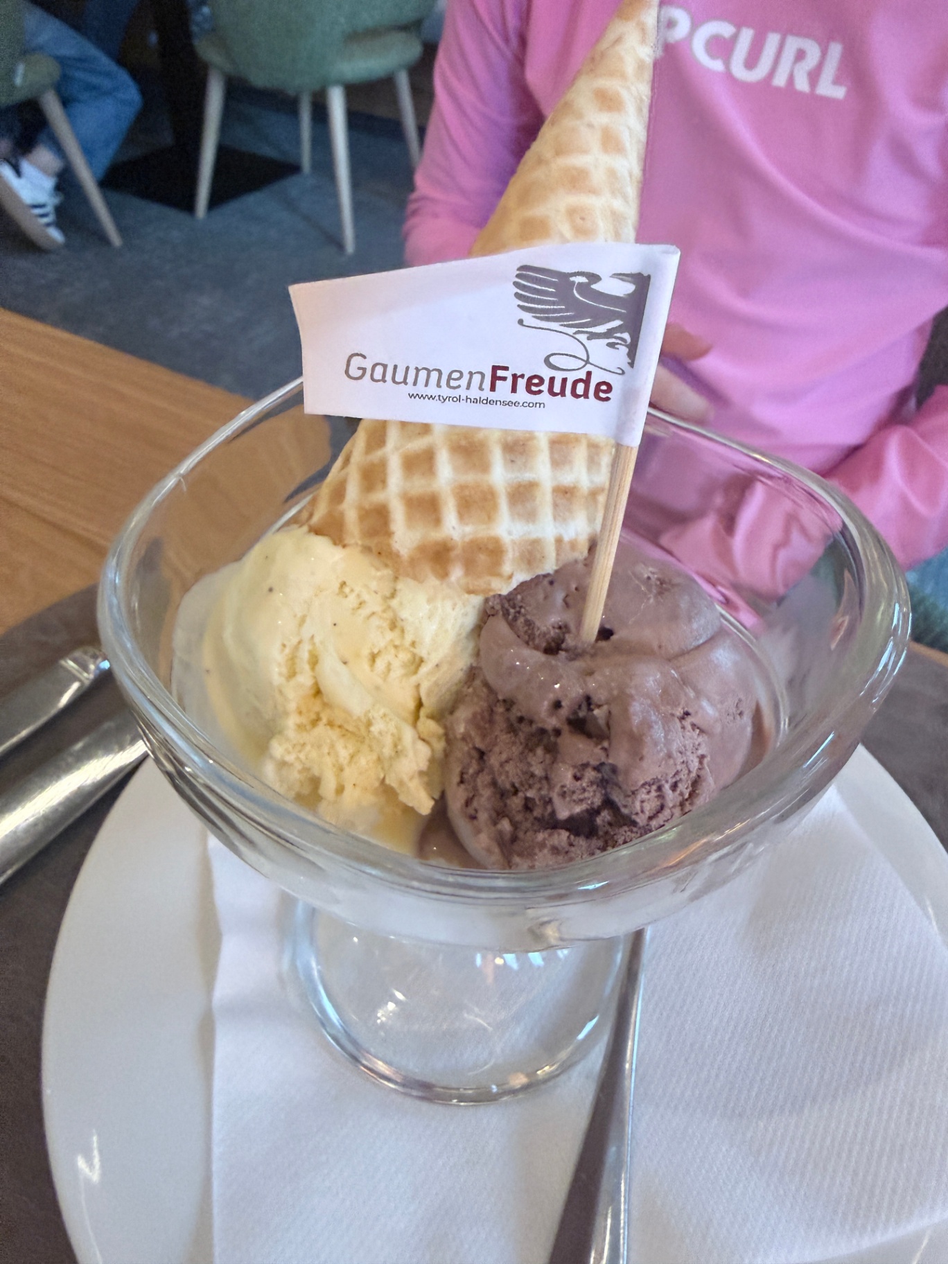 Glutenfri isdessert med vaffelhorn - vanilje og chokolade
