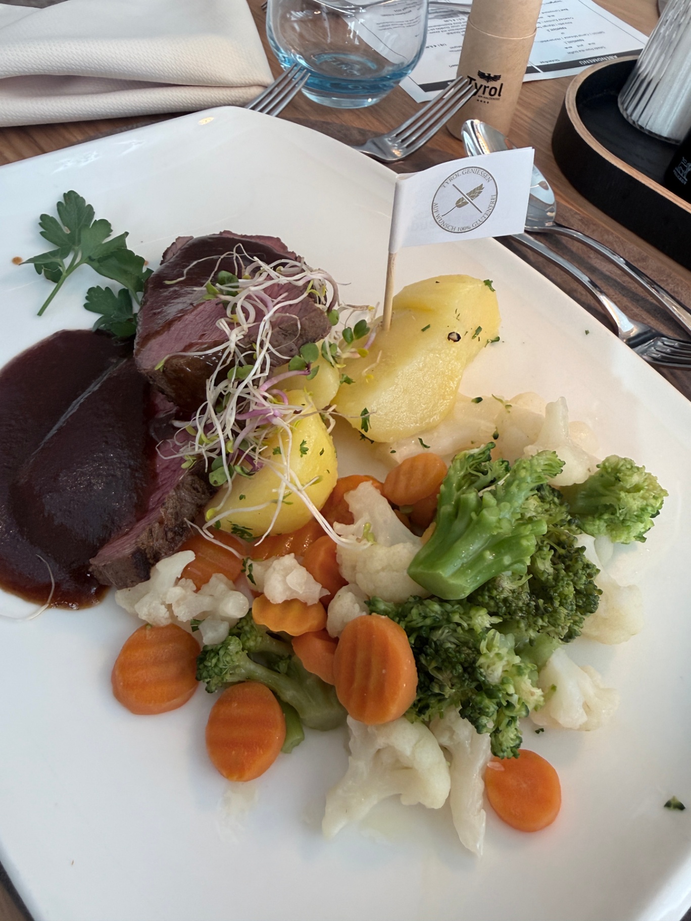 Glutenfri vildtret med kartofler, dampede grøntsager og rødvinssauce