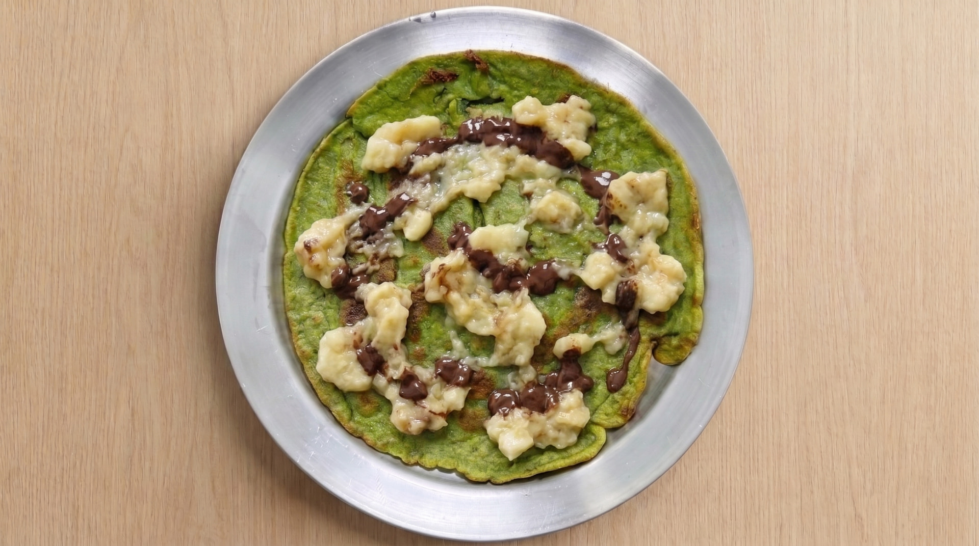 Grøn pandekage med mosset banan og smeltet mørk chokolade