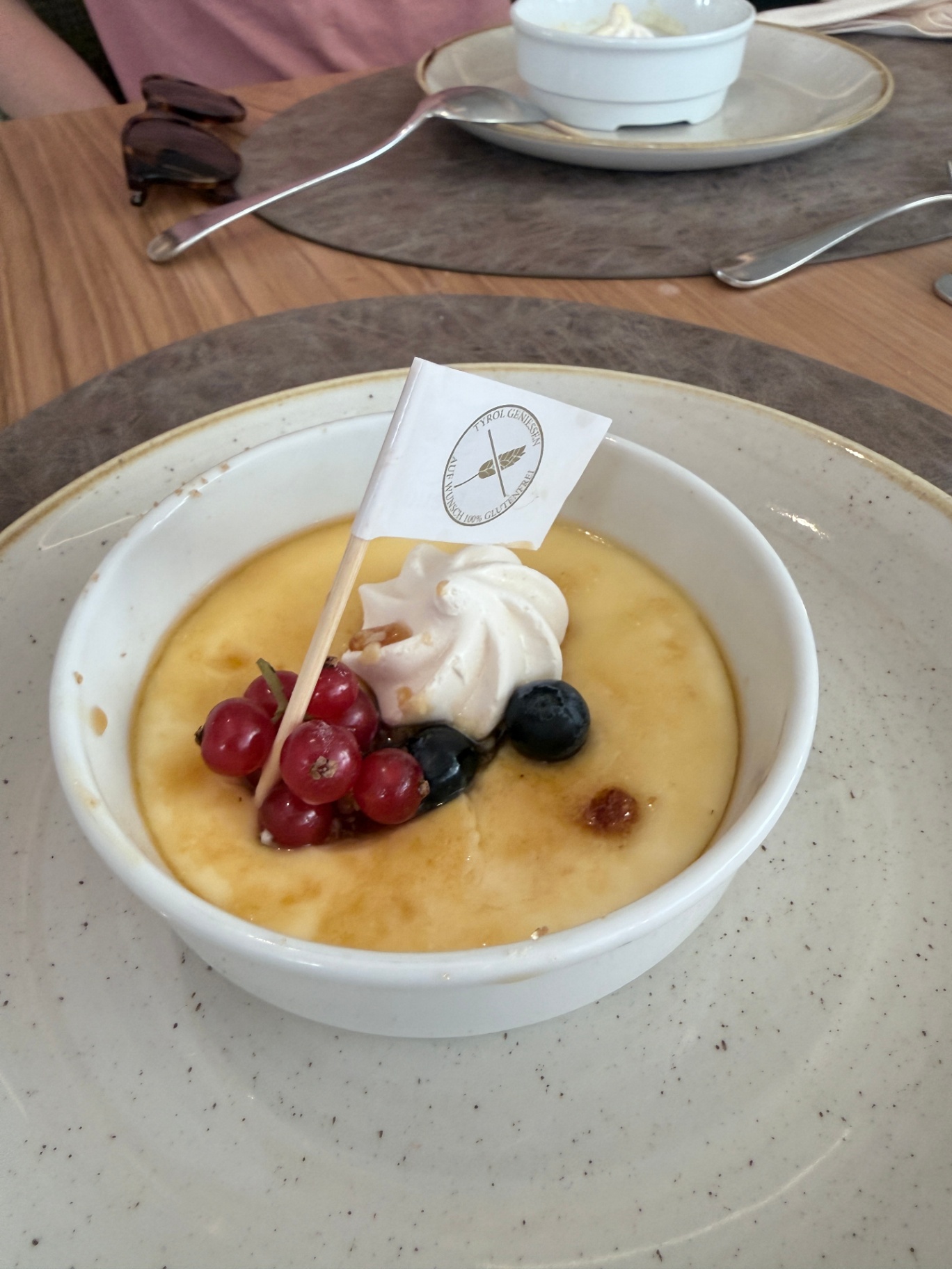 Glutenfri crème brûlée med friske bær og flødeskum