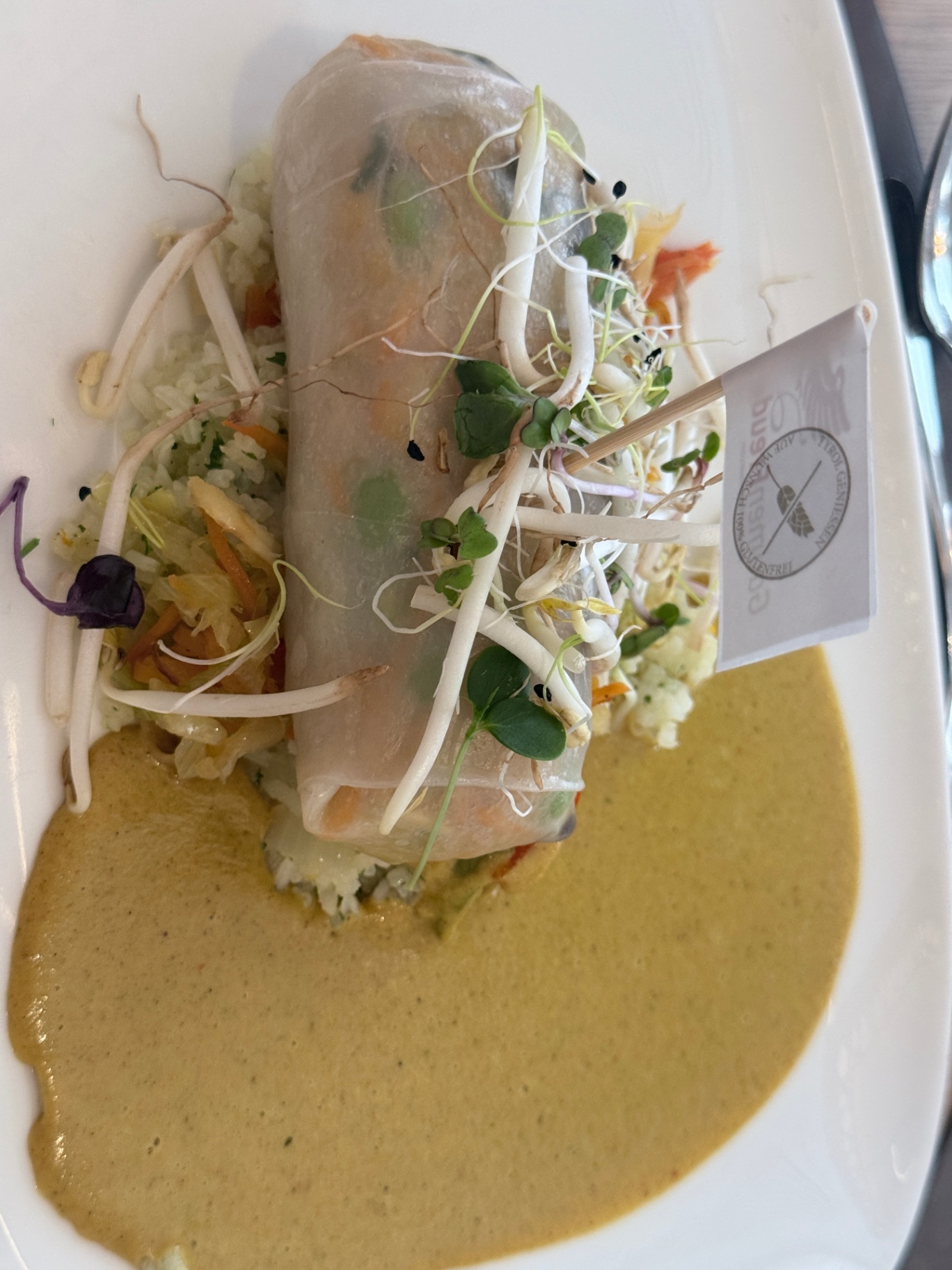 Glutenfri forårsrulle på ris med karrysauce og spirer