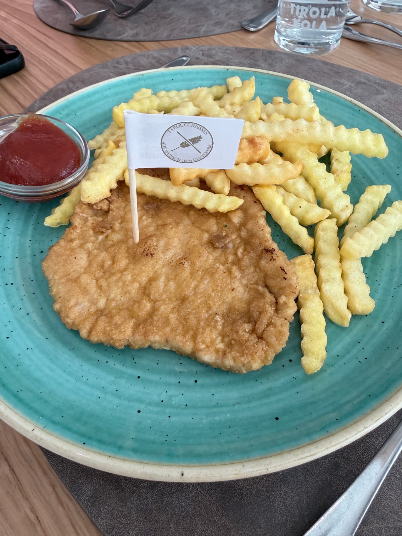 Glutenfri wienerschnitzel med pomfritter på tyrkisgrøn tallerken