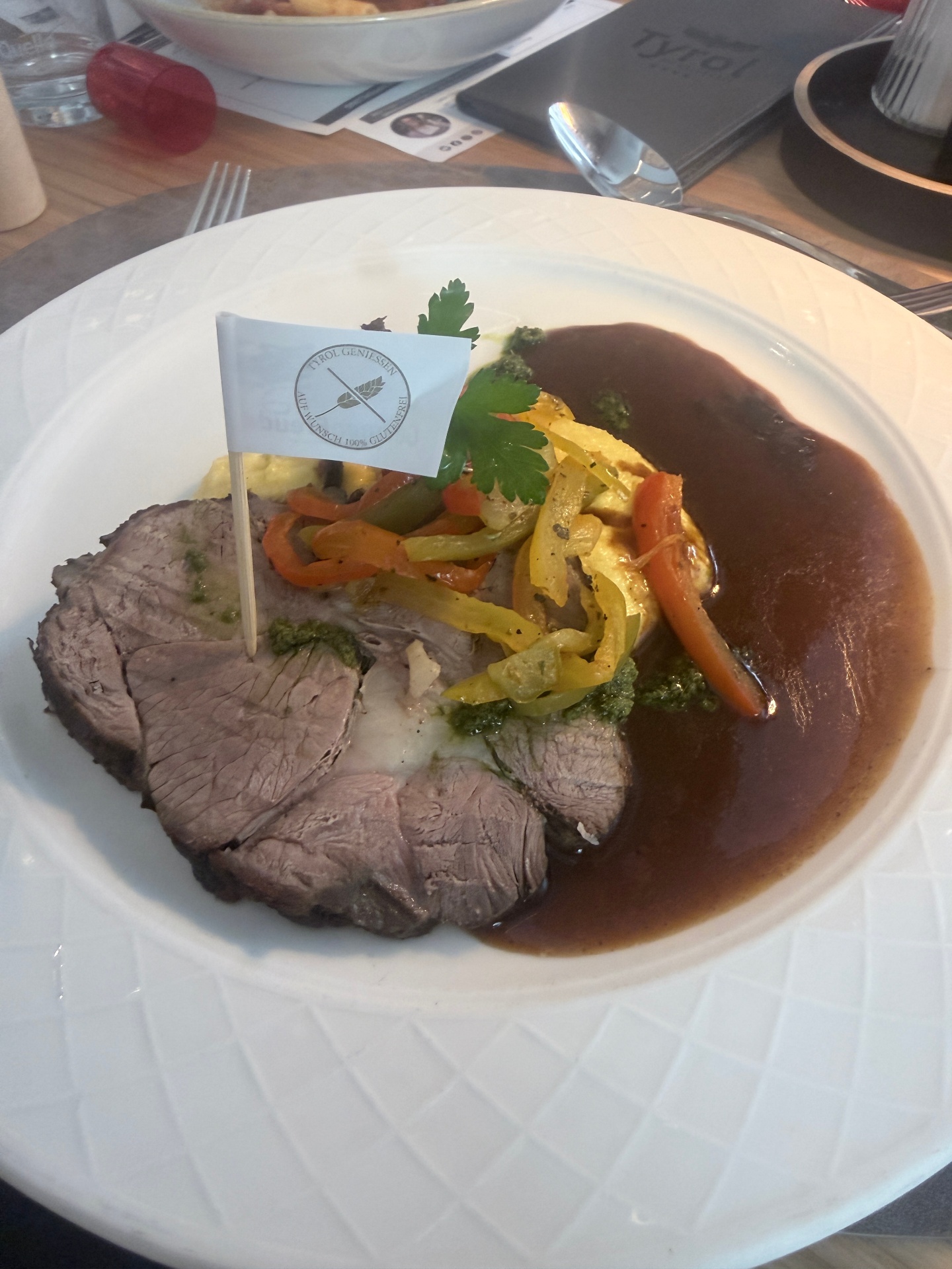 Glutenfri kalvesteg med peberfrugter, polenta og rødvinssauce - markeret med Tyrols glutenfri flag