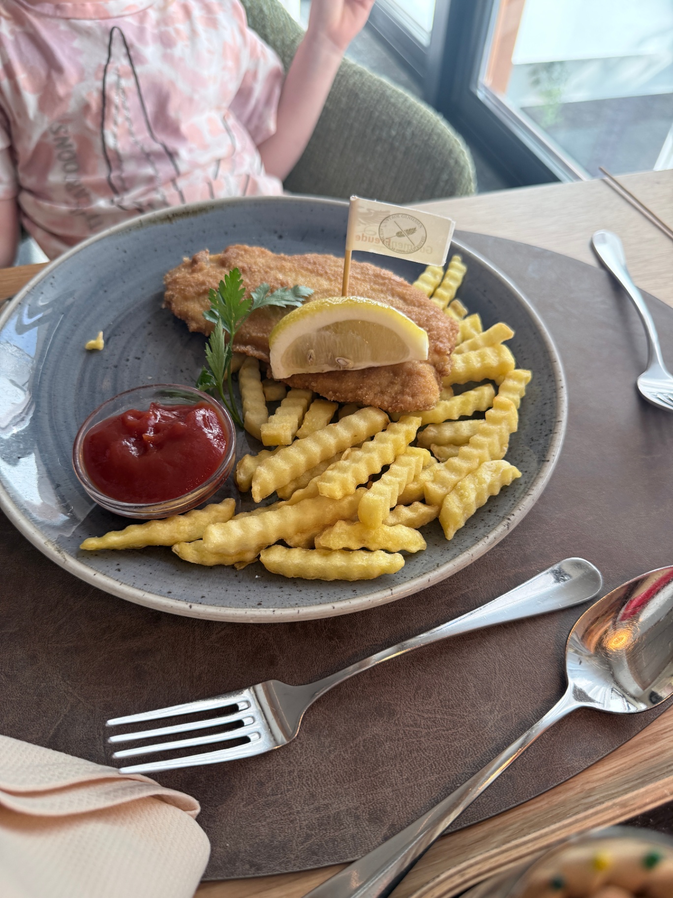 Glutenfri schnitzel med citron og crinkle-cut pomfritter