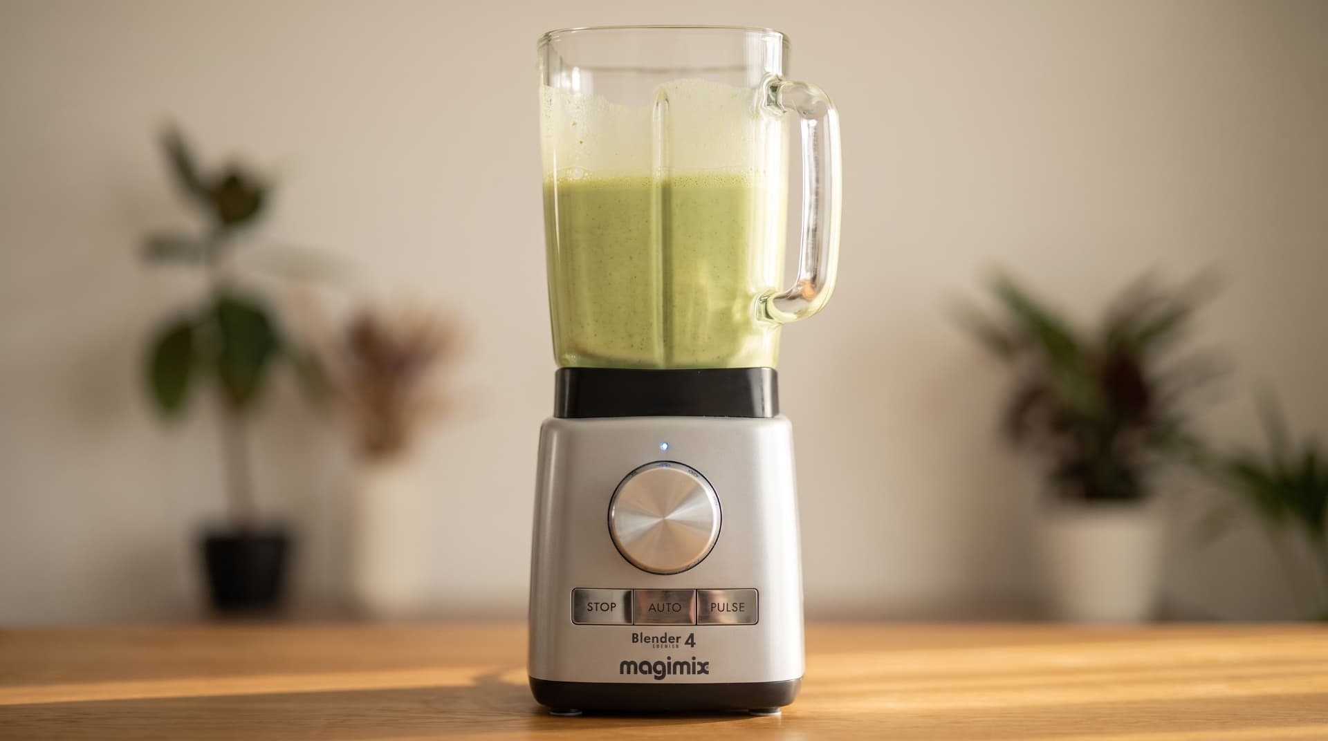 Blender med færdigblendet grøn pandekagedej