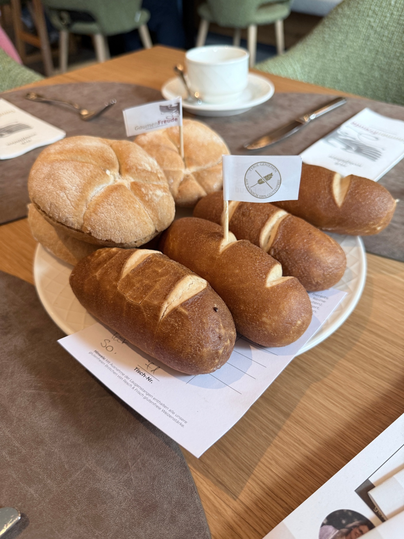 Friskbagte glutenfri brød og laugenstangen serveret på tallerken