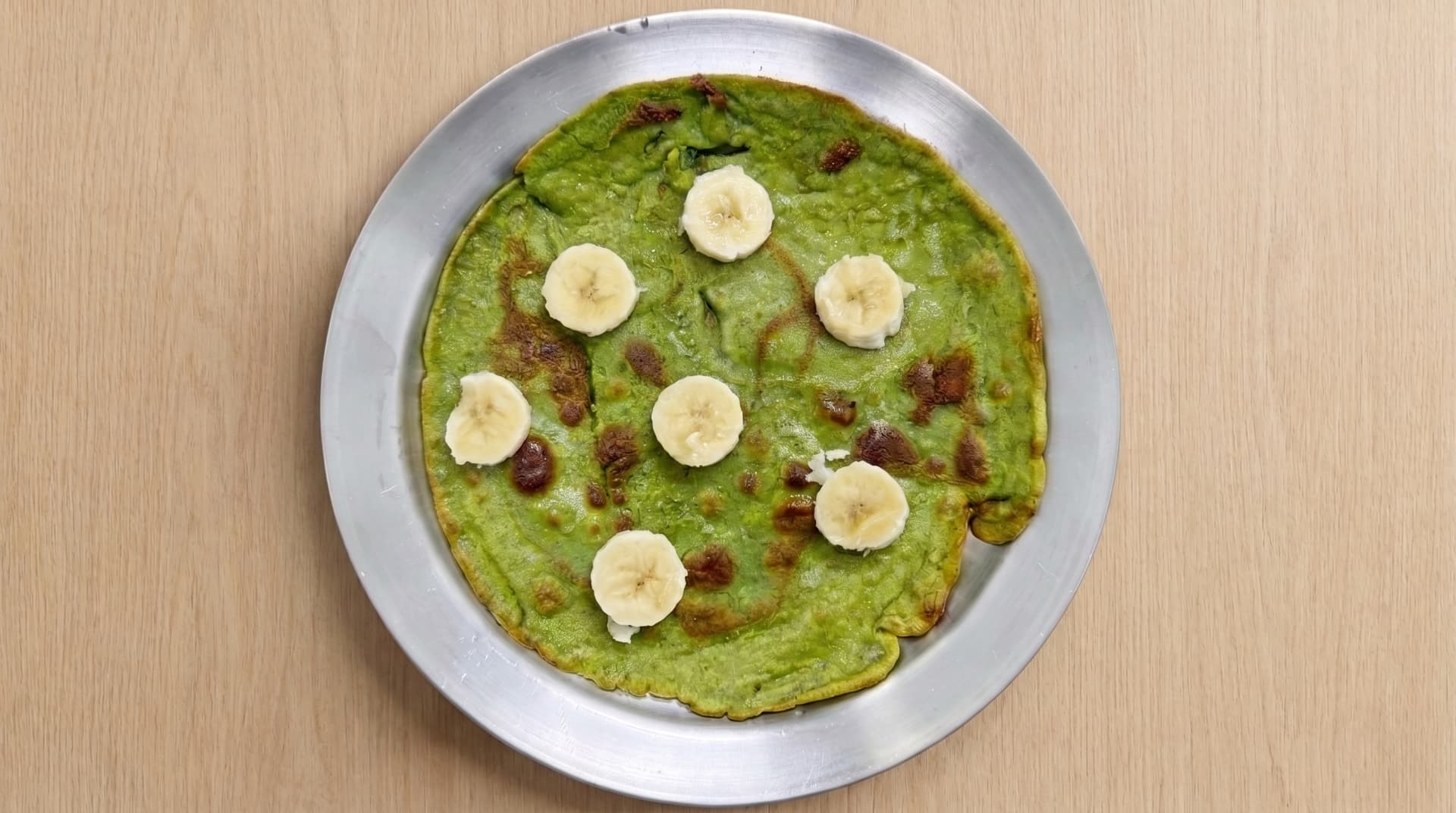 Grøn pandekage med bananskiver